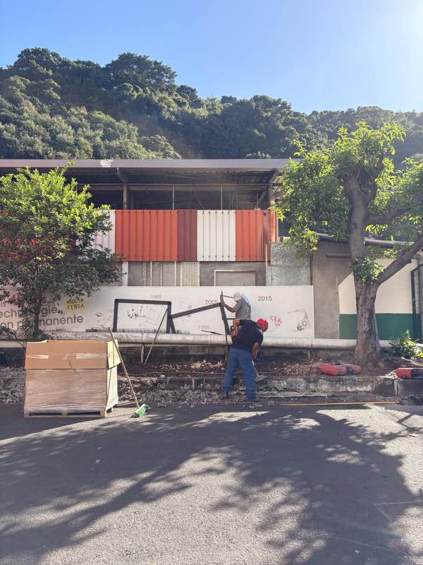 Démolition de la jardinière par les équipes de Maeva Construction